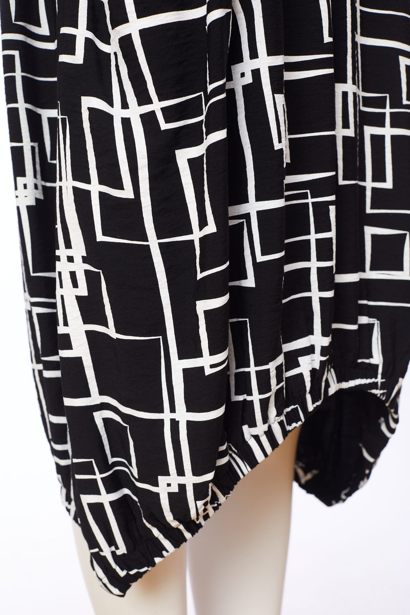 Geometrical Print Dress w Necklace - Black/white