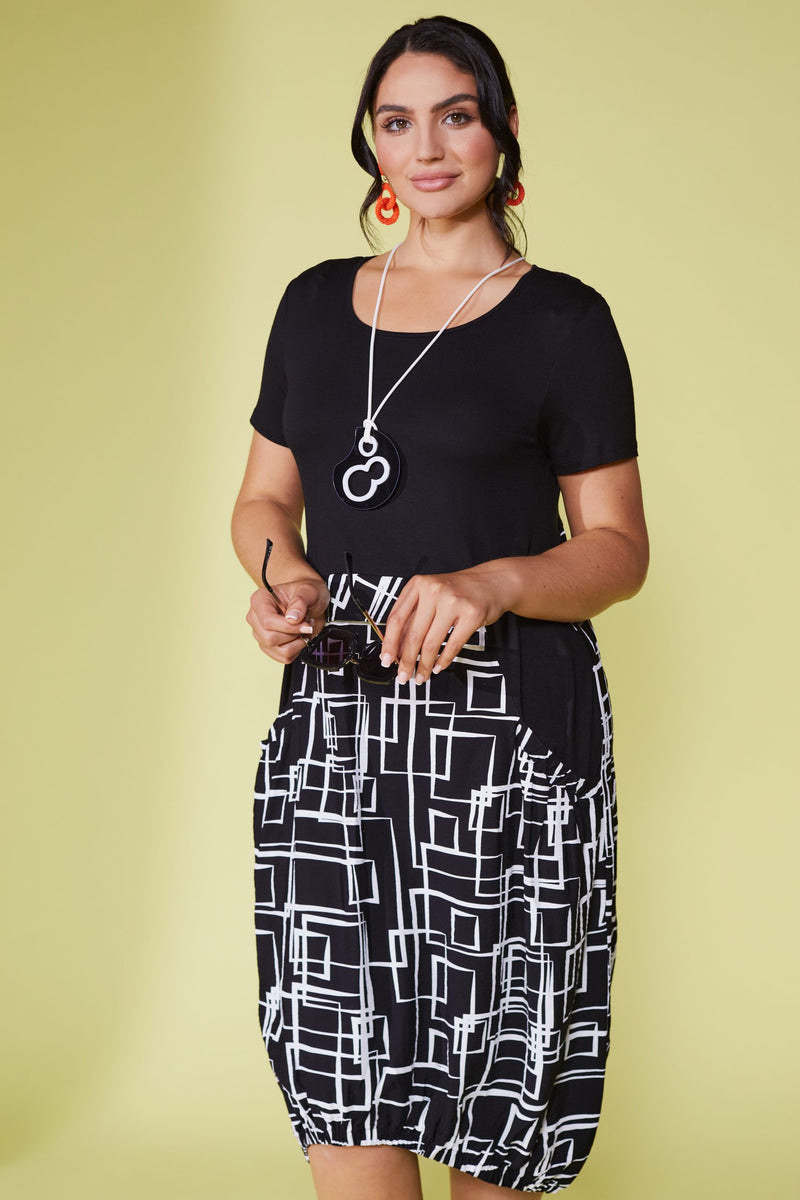 Geometrical Print Dress w Necklace - Black/white