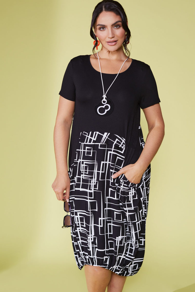 Geometrical Print Dress w Necklace - Black/white